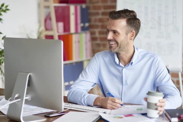 Formateur en informatique préparant sa certification Qualiopi avec l’accompagnement de Docteur Certif