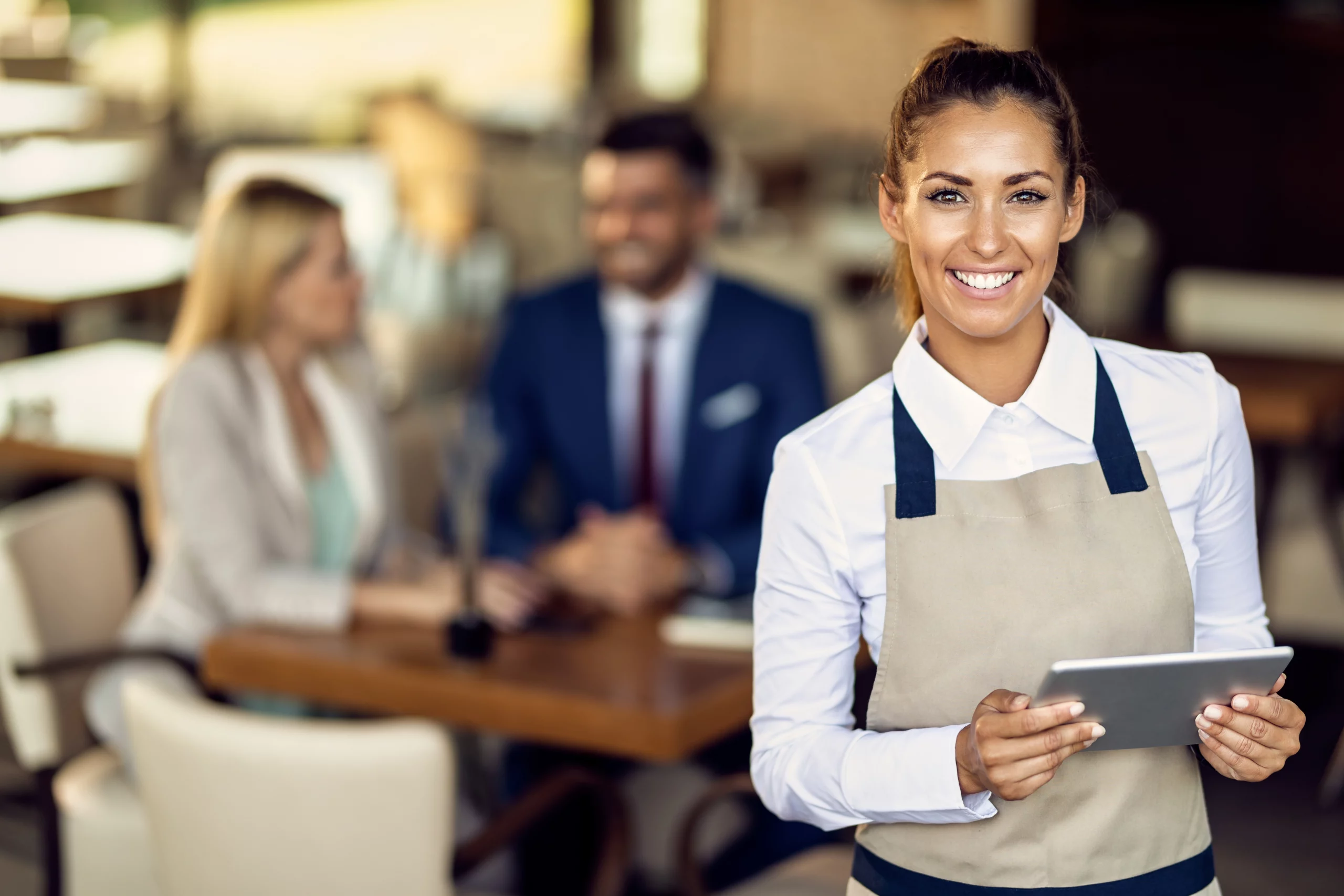 Formateur en hôtellerie expliquant le processus Qualiopi à deux apprenties en restauration